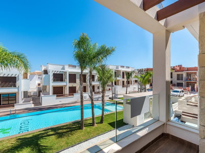 OBRA NUEVA BUNGALOW PLANTA ALTA Y PLANTA BAJA. 2 DORM. 2 BAÑOS. PISCINA COMUNITARIA.