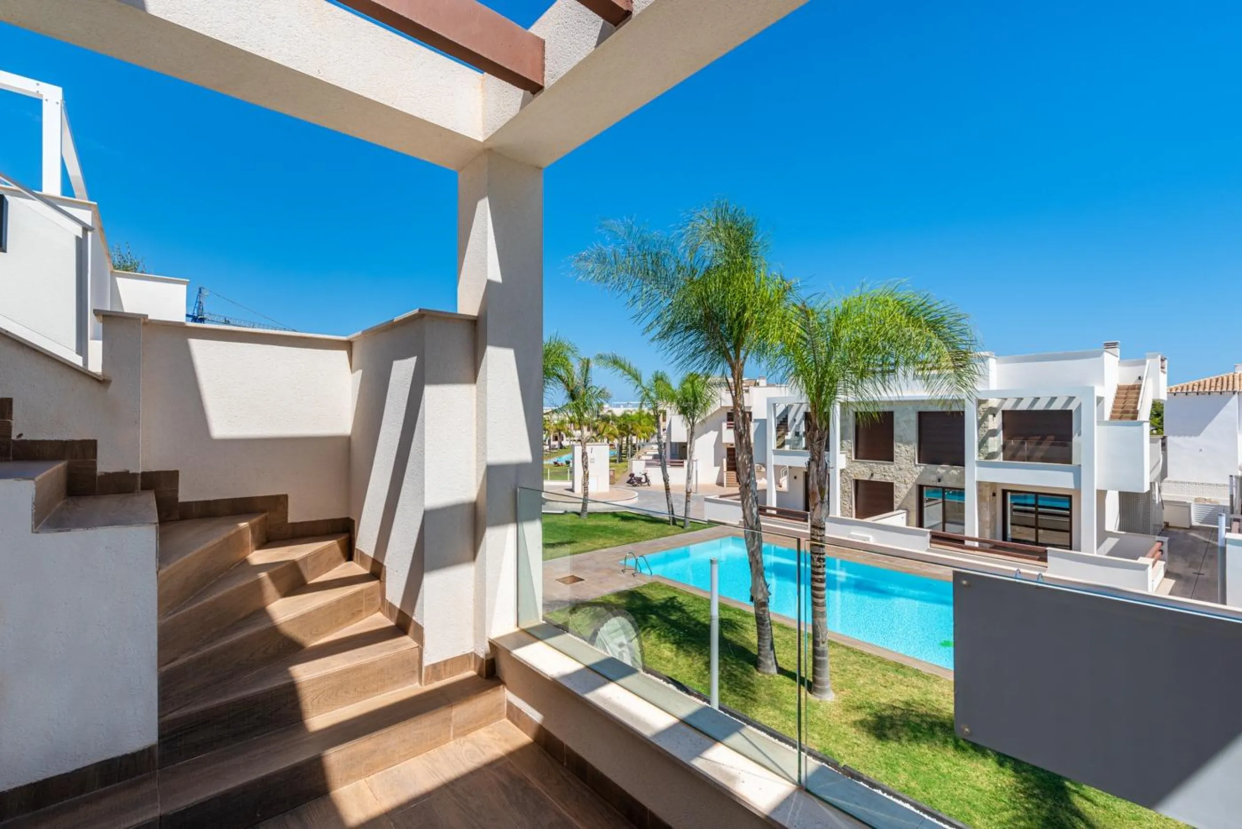 OBRA NUEVA BUNGALOW PLANTA ALTA Y PLANTA BAJA. 2 DORM. 2 BAÑOS. PISCINA COMUNITARIA.