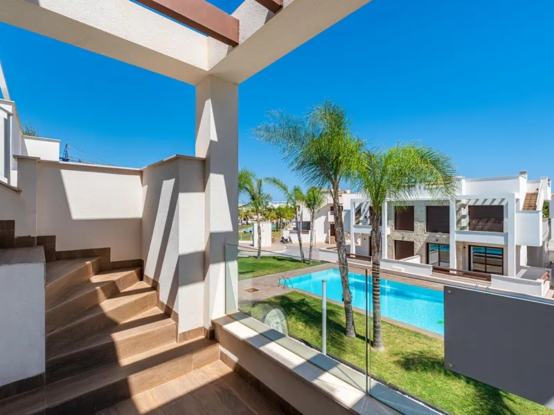 OBRA NUEVA BUNGALOW PLANTA ALTA Y PLANTA BAJA. 2 DORM. 2 BAÑOS. PISCINA COMUNITARIA.