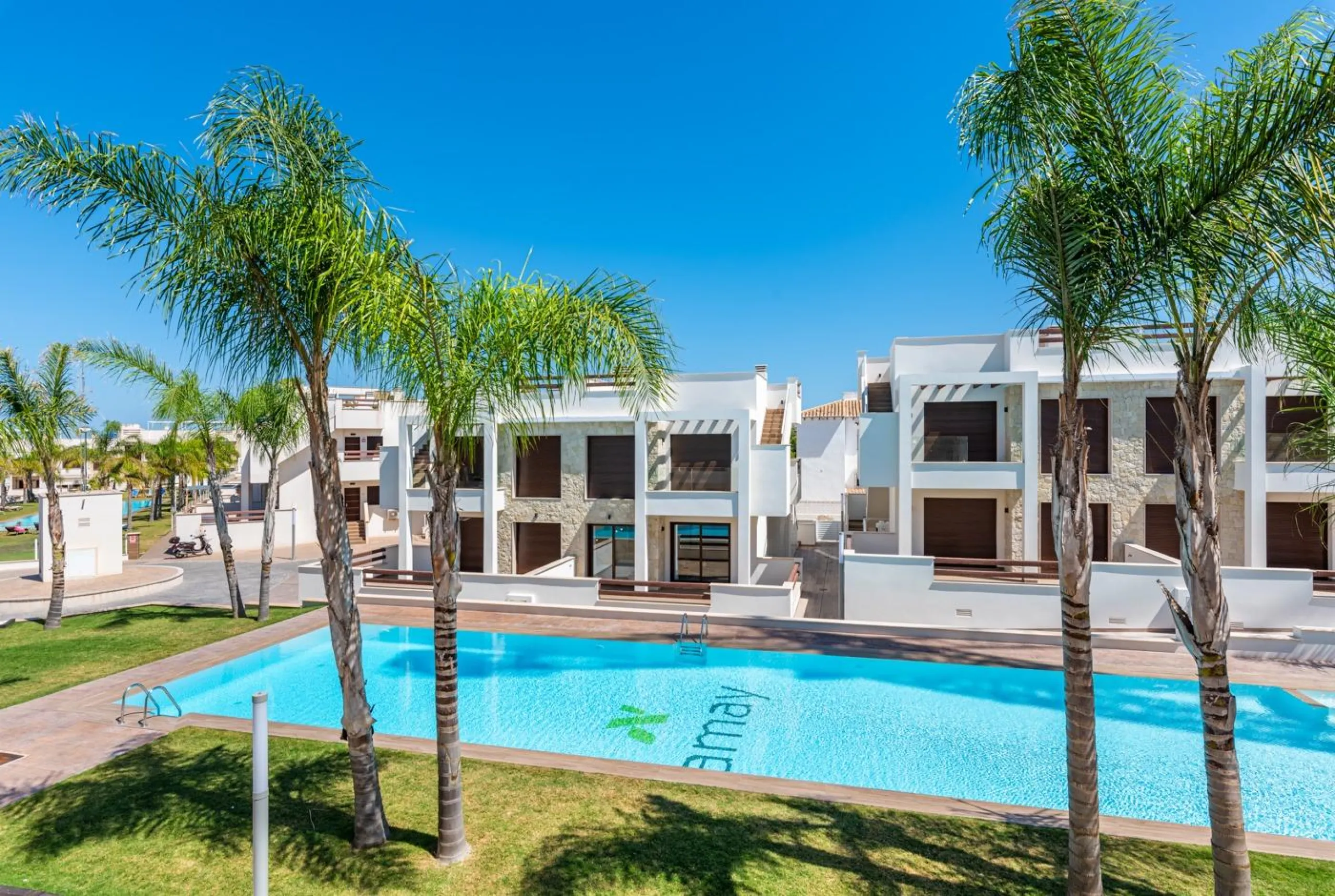 OBRA NUEVA BUNGALOW PLANTA ALTA Y PLANTA BAJA. 2 DORM. 2 BAÑOS. PISCINA COMUNITARIA.