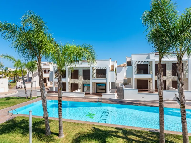 OBRA NUEVA BUNGALOW PLANTA ALTA Y PLANTA BAJA. 2 DORM. 2 BAÑOS. PISCINA COMUNITARIA.