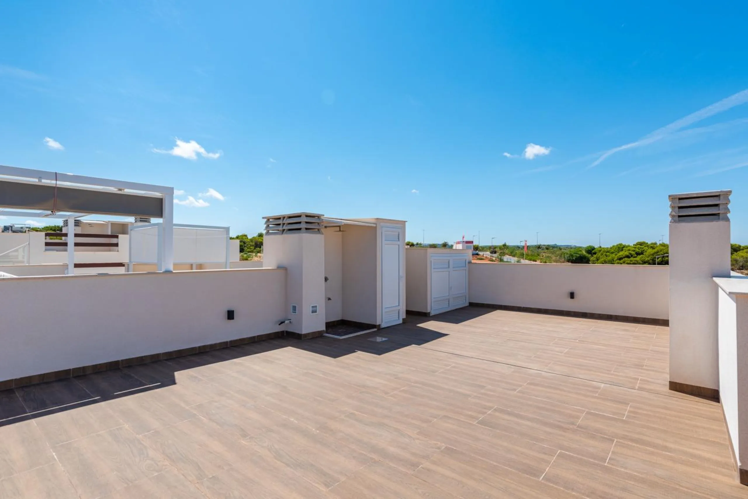 OBRA NUEVA BUNGALOW PLANTA ALTA Y PLANTA BAJA. 2 DORM. 2 BAÑOS. PISCINA COMUNITARIA.