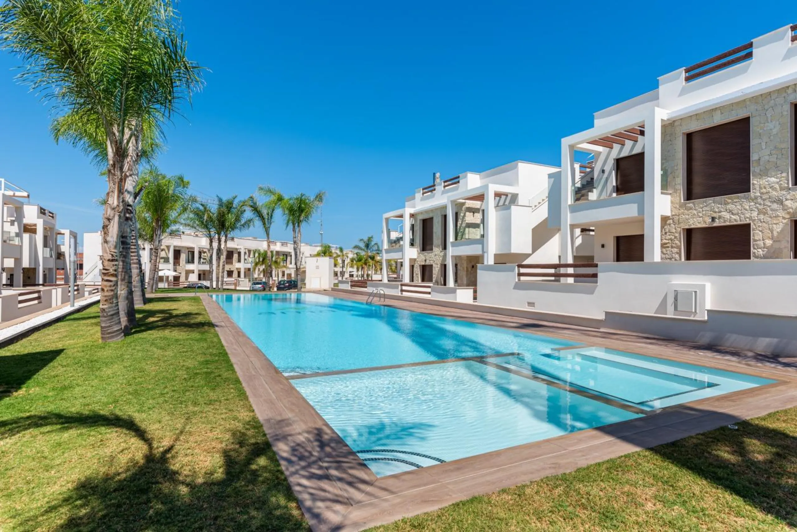 OBRA NUEVA BUNGALOW PLANTA ALTA Y PLANTA BAJA. 2 DORM. 2 BAÑOS. PISCINA COMUNITARIA.
