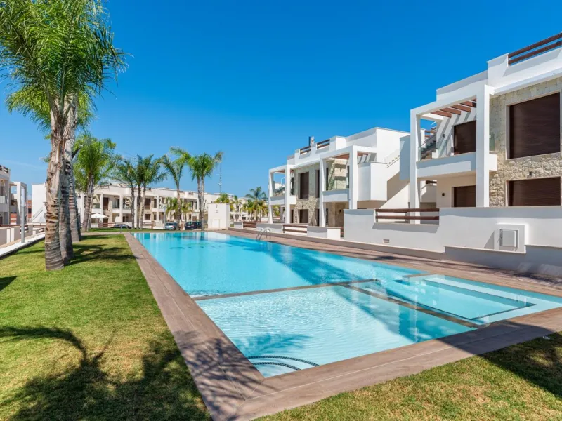 OBRA NUEVA BUNGALOW PLANTA ALTA Y PLANTA BAJA. 2 DORM. 2 BAÑOS. PISCINA COMUNITARIA.