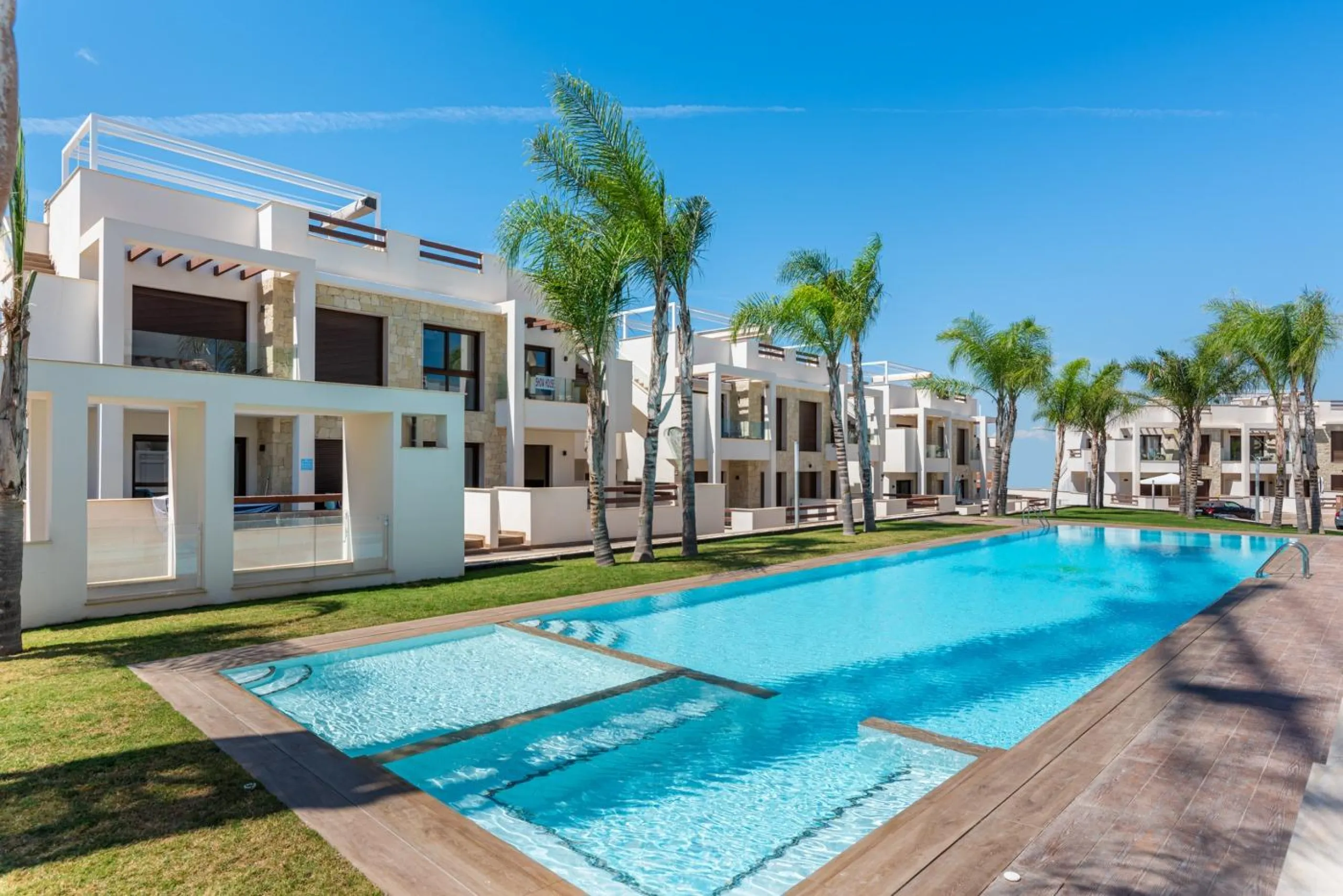 OBRA NUEVA BUNGALOW PLANTA ALTA Y PLANTA BAJA. 2 DORM. 2 BAÑOS. PISCINA COMUNITARIA.