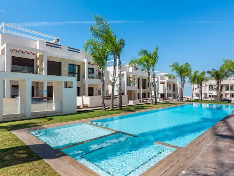 OBRA NUEVA BUNGALOW PLANTA ALTA Y PLANTA BAJA. 2 DORM. 2 BAÑOS. PISCINA COMUNITARIA.