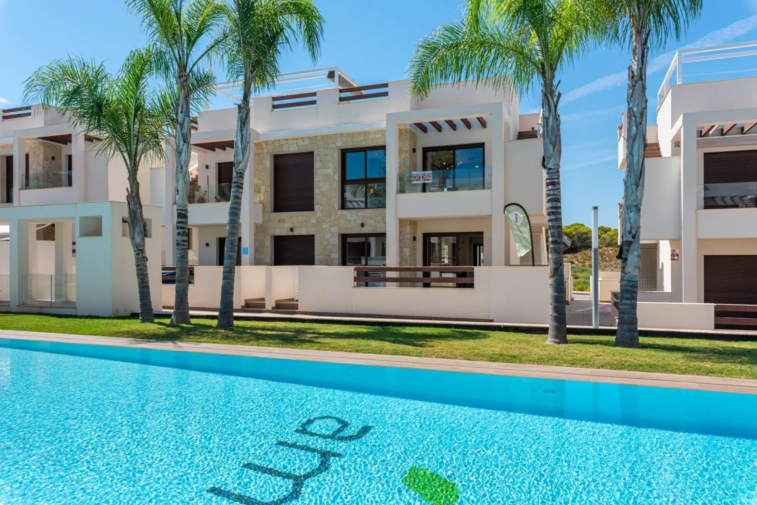 OBRA NUEVA BUNGALOW PLANTA ALTA Y PLANTA BAJA. 2 DORM. 2 BAÑOS. PISCINA COMUNITARIA.