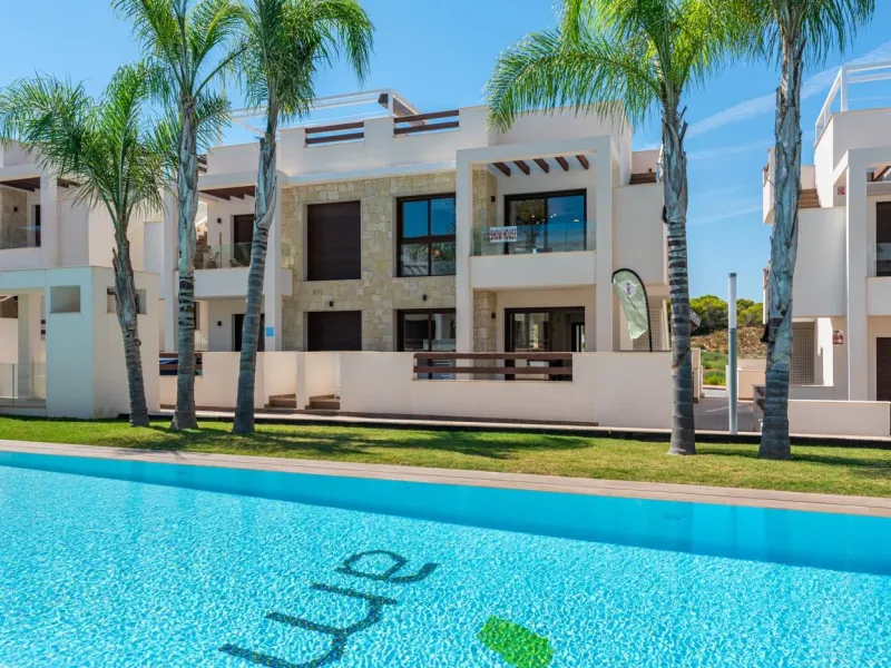 OBRA NUEVA BUNGALOW PLANTA ALTA Y PLANTA BAJA. 2 DORM. 2 BAÑOS. PISCINA COMUNITARIA.
