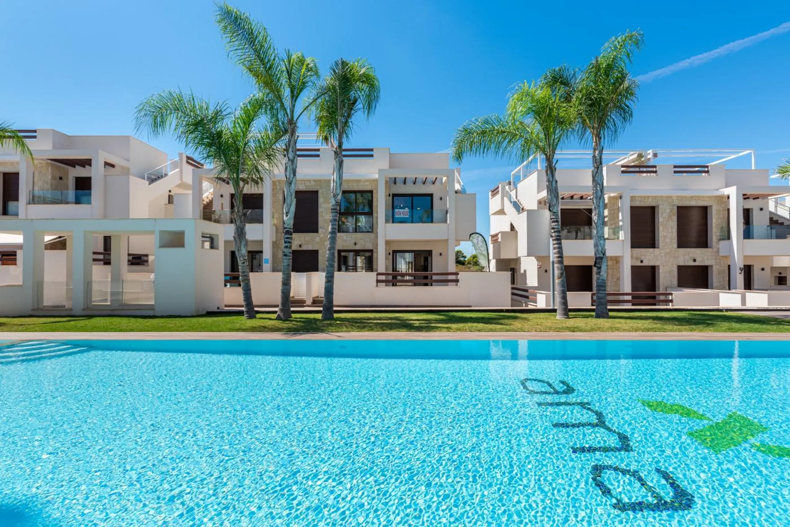 OBRA NUEVA BUNGALOW PLANTA ALTA Y PLANTA BAJA. 2 DORM. 2 BAÑOS. PISCINA COMUNITARIA.