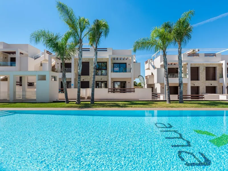 OBRA NUEVA BUNGALOW PLANTA ALTA Y PLANTA BAJA. 2 DORM. 2 BAÑOS. PISCINA COMUNITARIA.