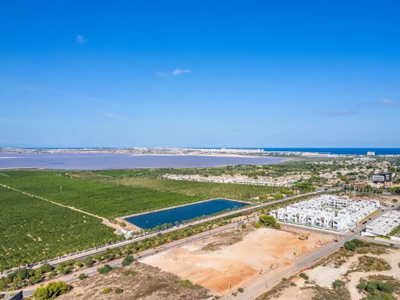 OBRA NUEVA BUNGALOW PLANTA ALTA Y PLANTA BAJA. 2 DORM. 2 BAÑOS. PISCINA COMUNITARIA.