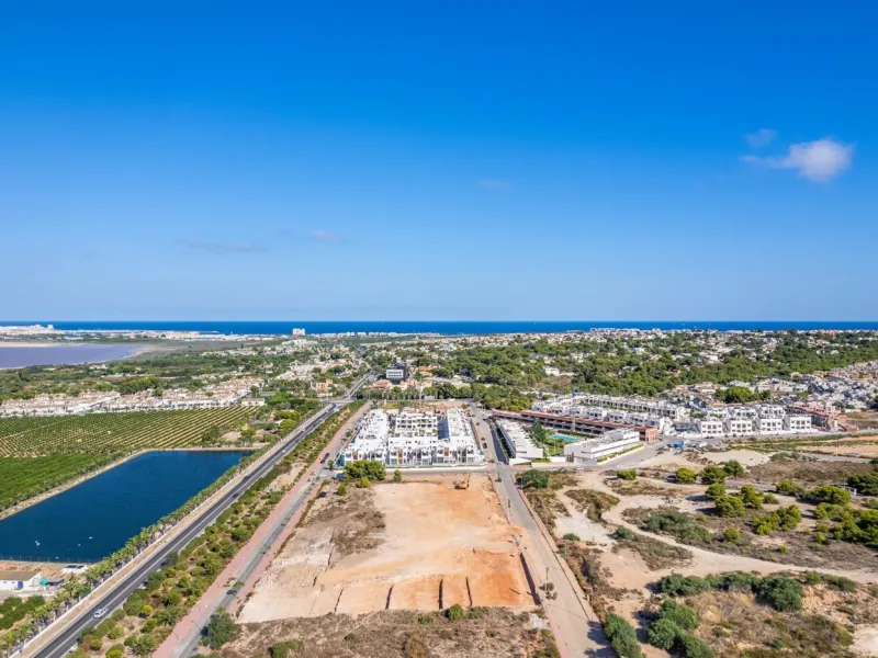 OBRA NUEVA BUNGALOW PLANTA ALTA Y PLANTA BAJA. 2 DORM. 2 BAÑOS. PISCINA COMUNITARIA.