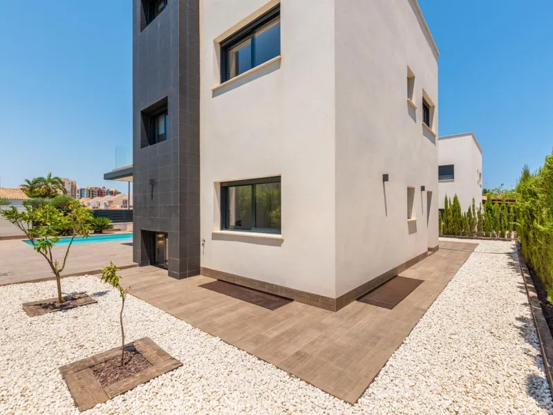 OBRA NUEVA EN LA MANGA. VILLA DE LUJO. 3 DORM. 3 BAÑOS. 440 PARCELA. PISCINA PROPIA.PLAYA A 350M