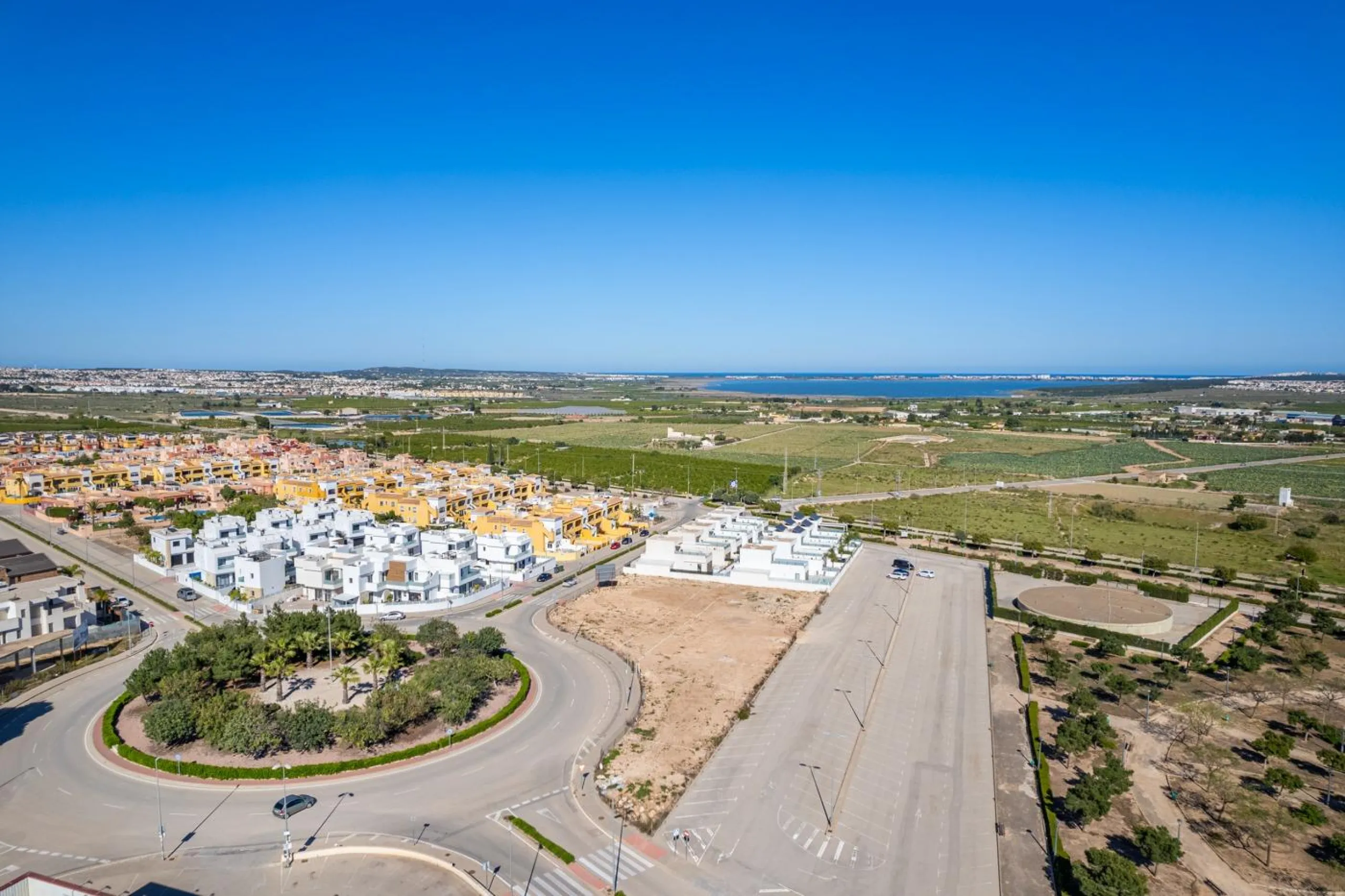 OBRA NUEVA EN LOS MONTESINOS. VILLAS DE LUJO. 3 DORM. 3 BAÑOS. PARCELA 200M2. PISCINA PROPIA.