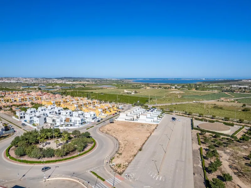 OBRA NUEVA EN LOS MONTESINOS. VILLAS DE LUJO. 3 DORM. 3 BAÑOS. PARCELA 200M2. PISCINA PROPIA.