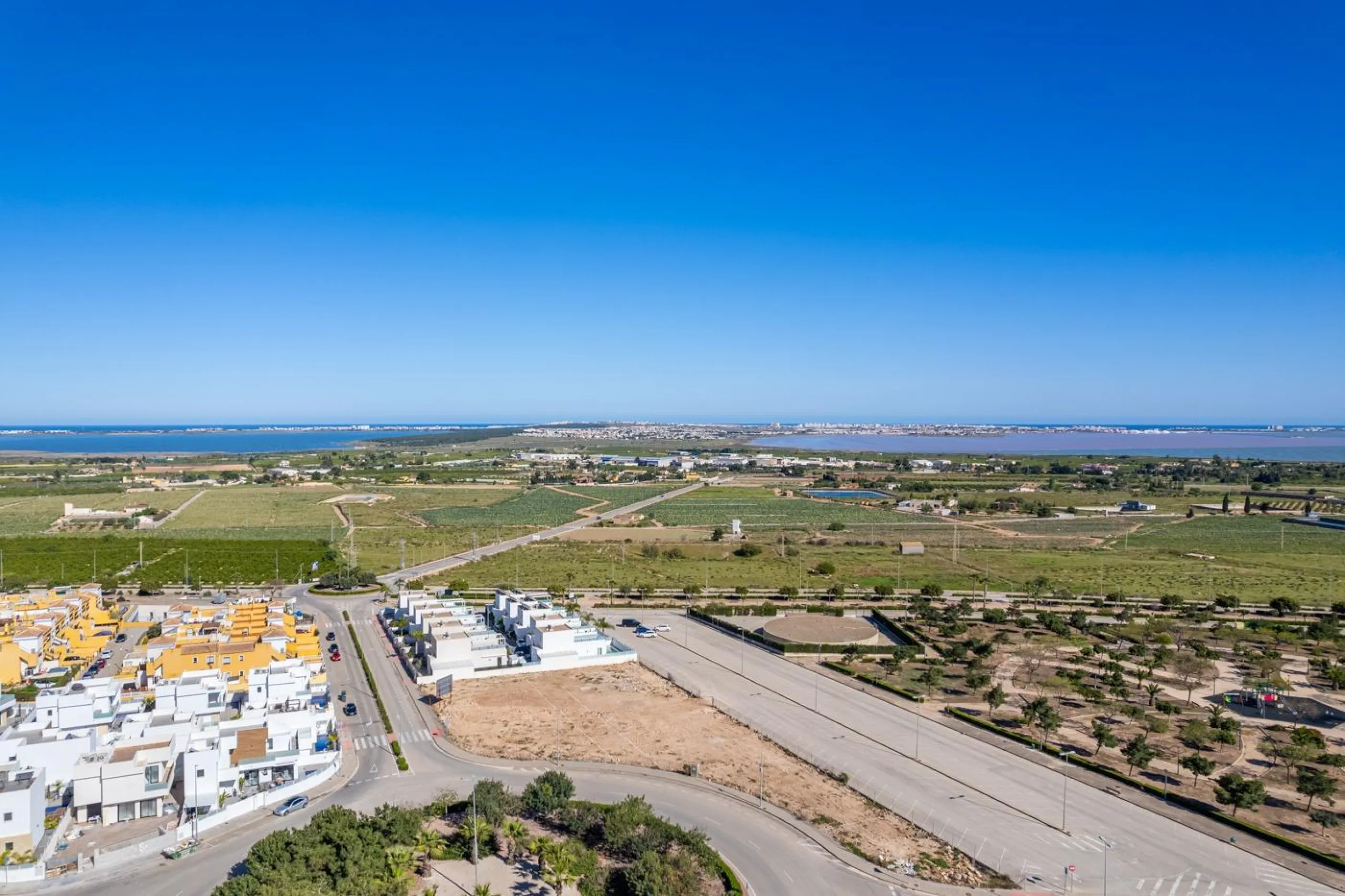OBRA NUEVA EN LOS MONTESINOS. VILLAS DE LUJO. 3 DORM. 3 BAÑOS. PARCELA 200M2. PISCINA PROPIA.