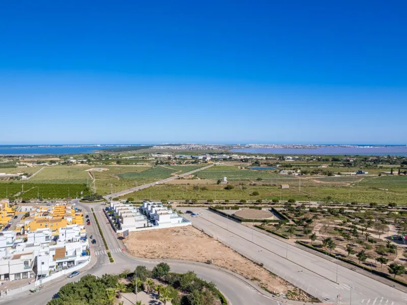 OBRA NUEVA EN LOS MONTESINOS. VILLAS DE LUJO. 3 DORM. 3 BAÑOS. PARCELA 200M2. PISCINA PROPIA.