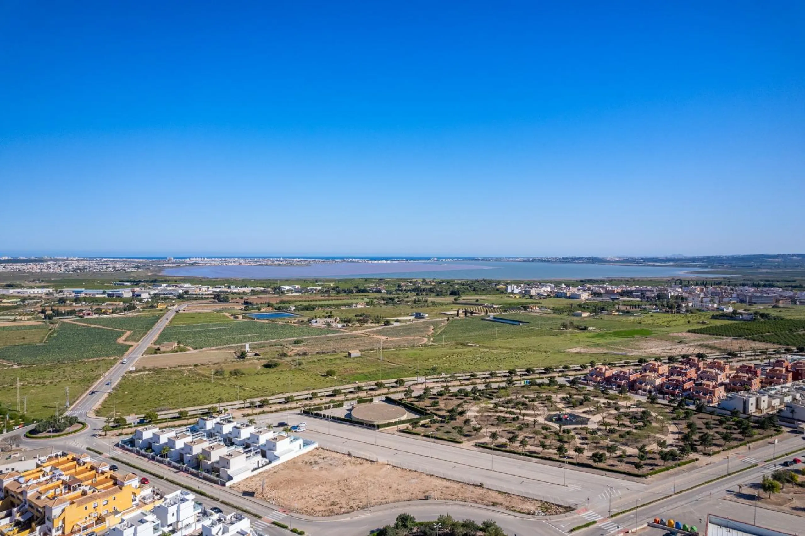 OBRA NUEVA EN LOS MONTESINOS. VILLAS DE LUJO. 3 DORM. 3 BAÑOS. PARCELA 200M2. PISCINA PROPIA.