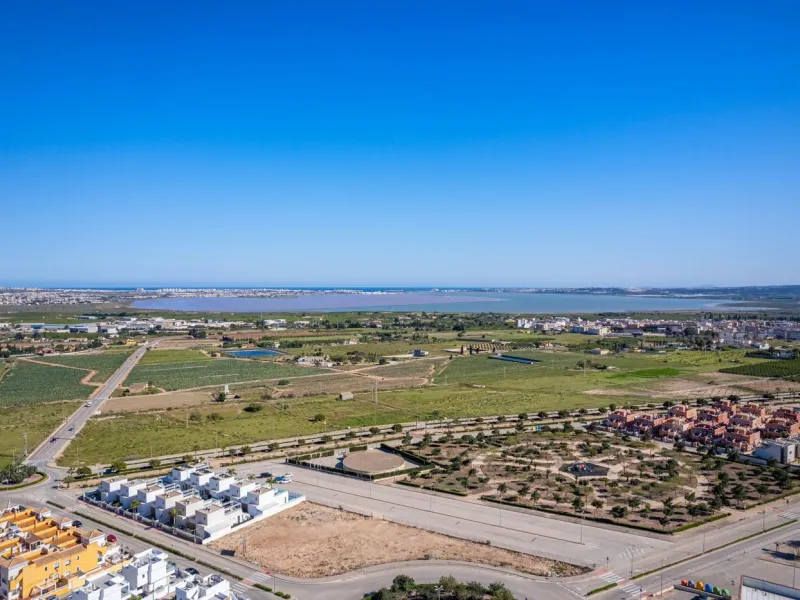 OBRA NUEVA EN LOS MONTESINOS. VILLAS DE LUJO. 3 DORM. 3 BAÑOS. PARCELA 200M2. PISCINA PROPIA.
