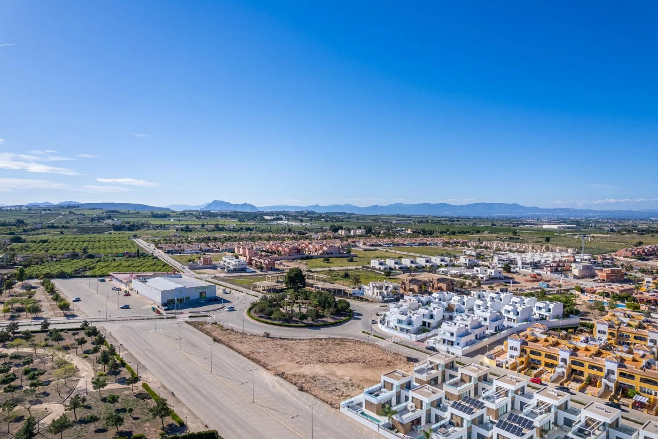 OBRA NUEVA EN LOS MONTESINOS. VILLAS DE LUJO. 3 DORM. 3 BAÑOS. PARCELA 200M2. PISCINA PROPIA.