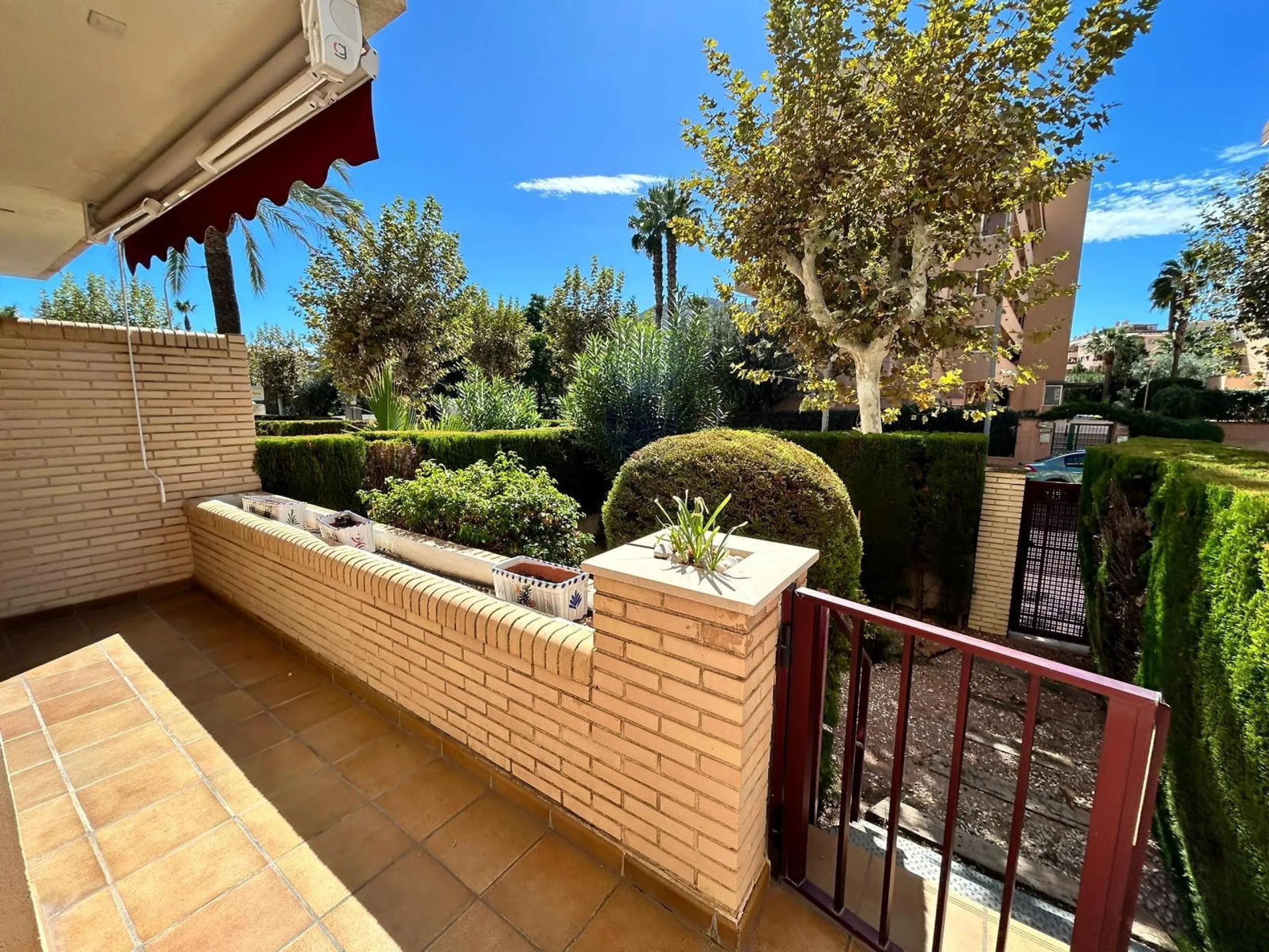 🌿 Encantador Piso en Venta en Albir con Amplio Patio y Terraza 🌿