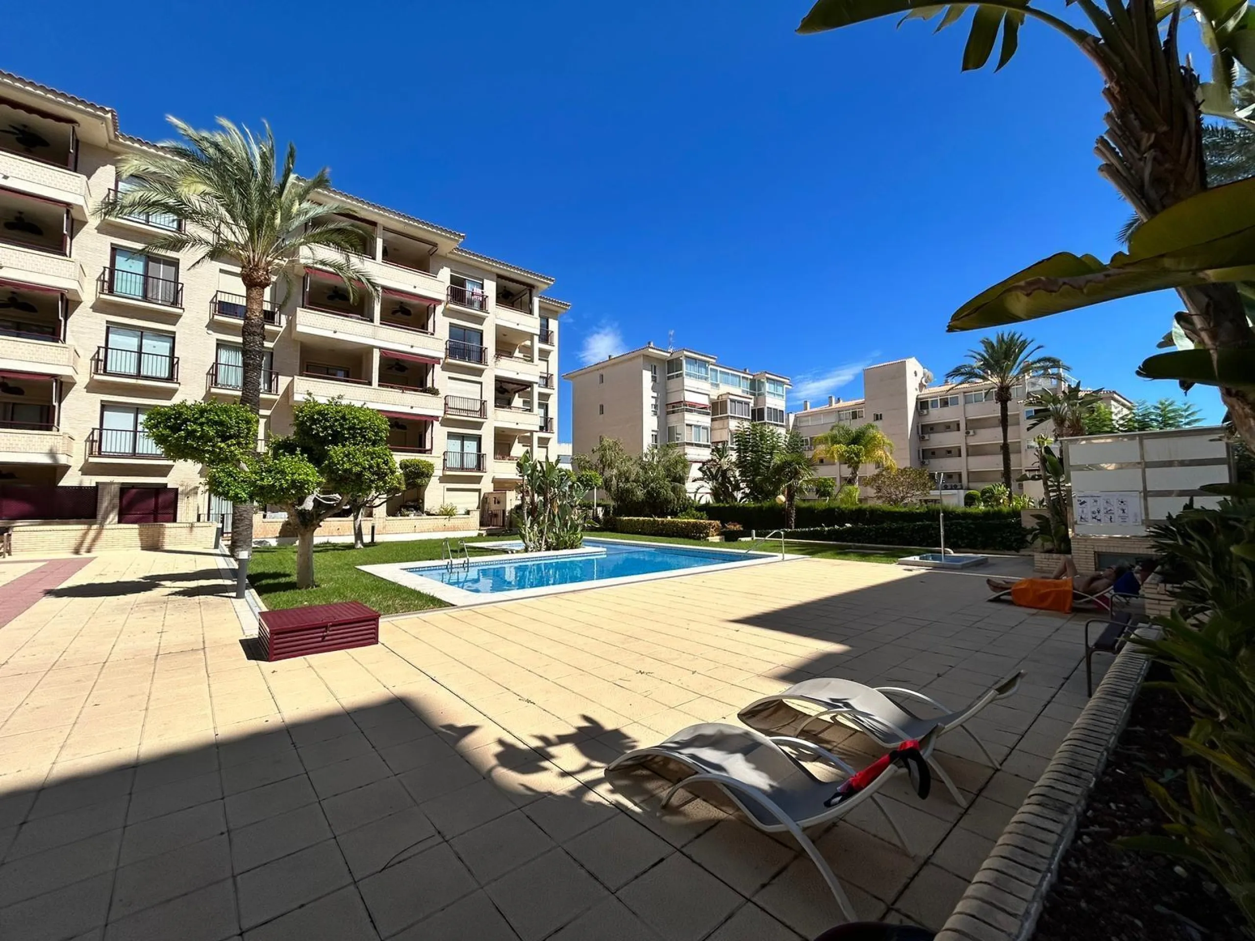 🌿 Encantador Piso en Venta en Albir con Amplio Patio y Terraza 🌿