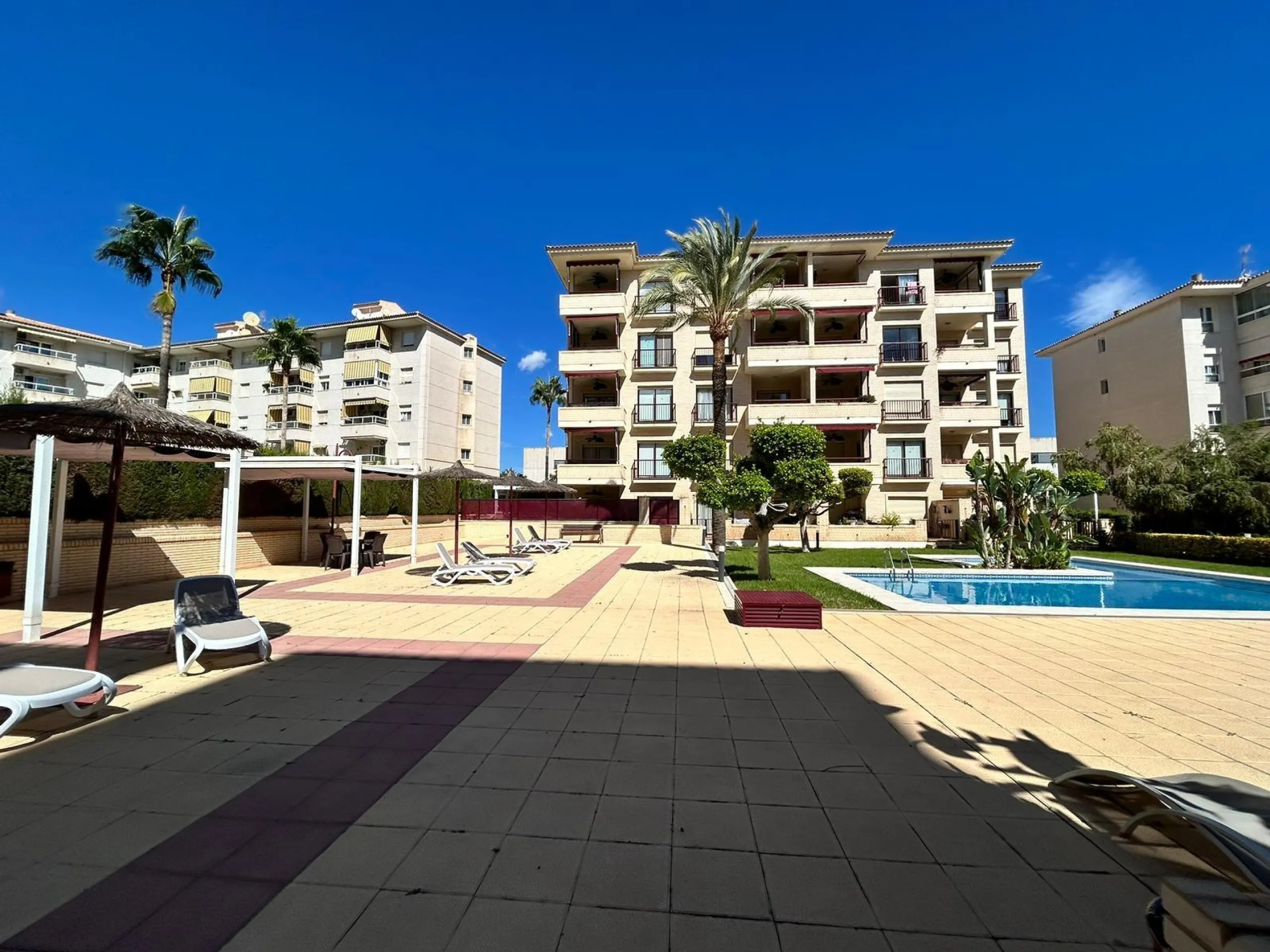 🌿 Encantador Piso en Venta en Albir con Amplio Patio y Terraza 🌿