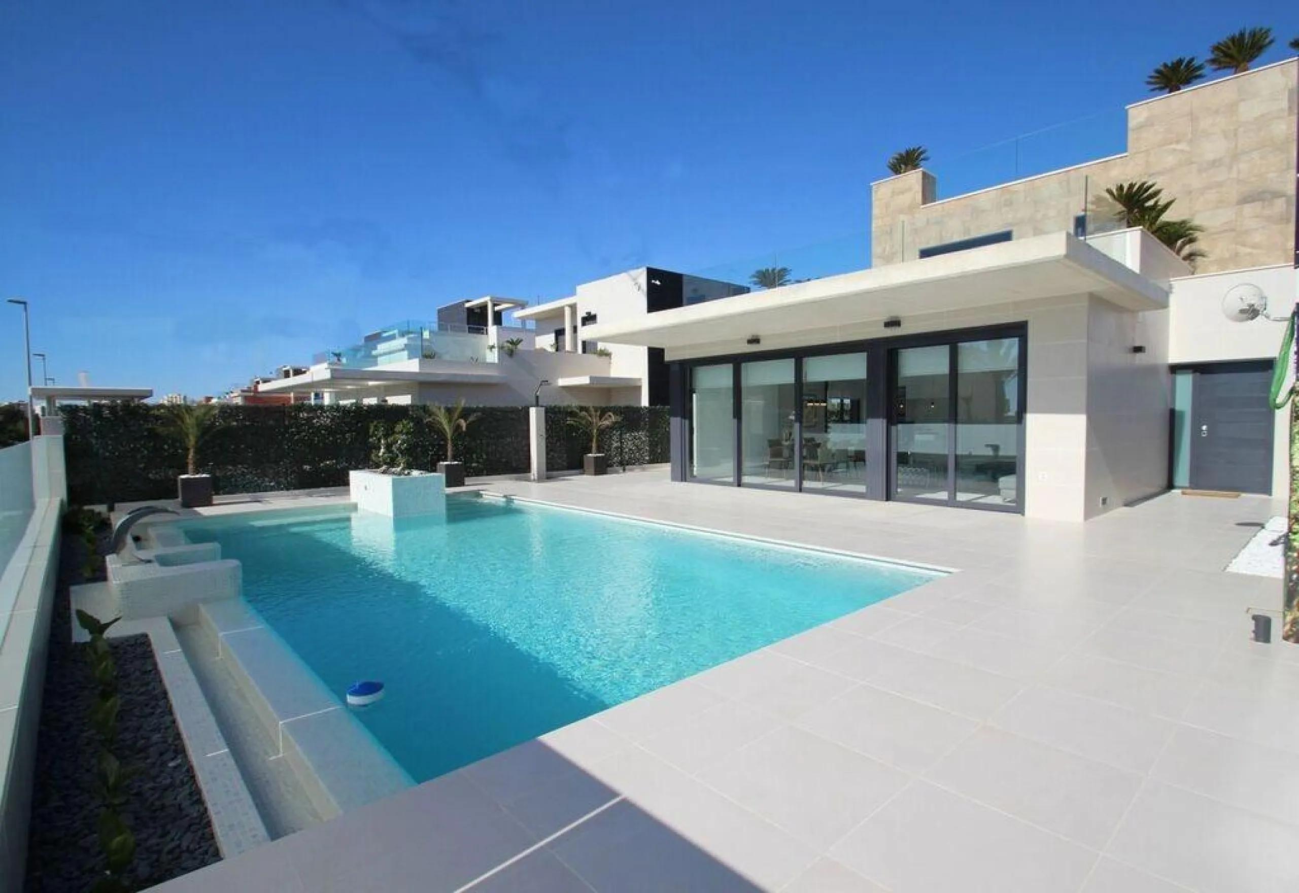 OBRA NUEVA EN ORIHUELA COSTA. 4 DORM. PARCELA. GARAJE. PISCINA PROPIA. PLAYA A 350 METROS.