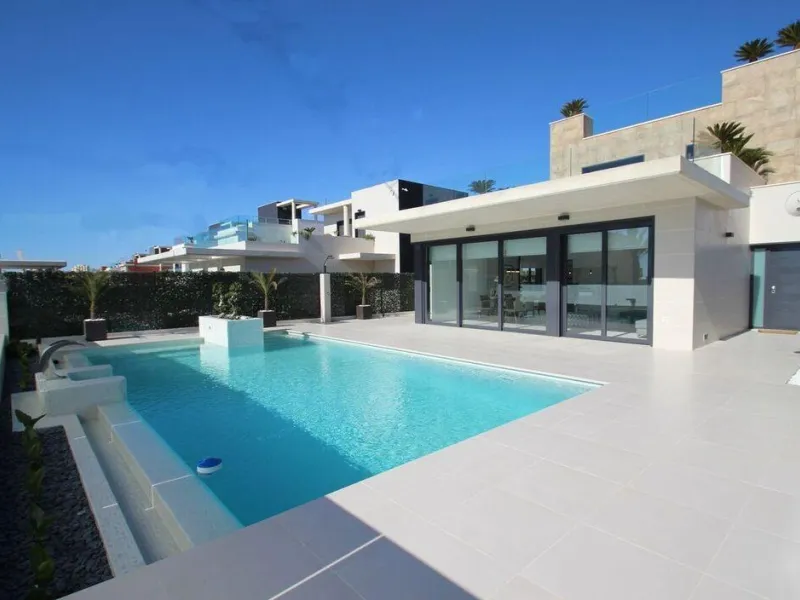 OBRA NUEVA EN ORIHUELA COSTA. 4 DORM. PARCELA. GARAJE. PISCINA PROPIA. PLAYA A 350 METROS.