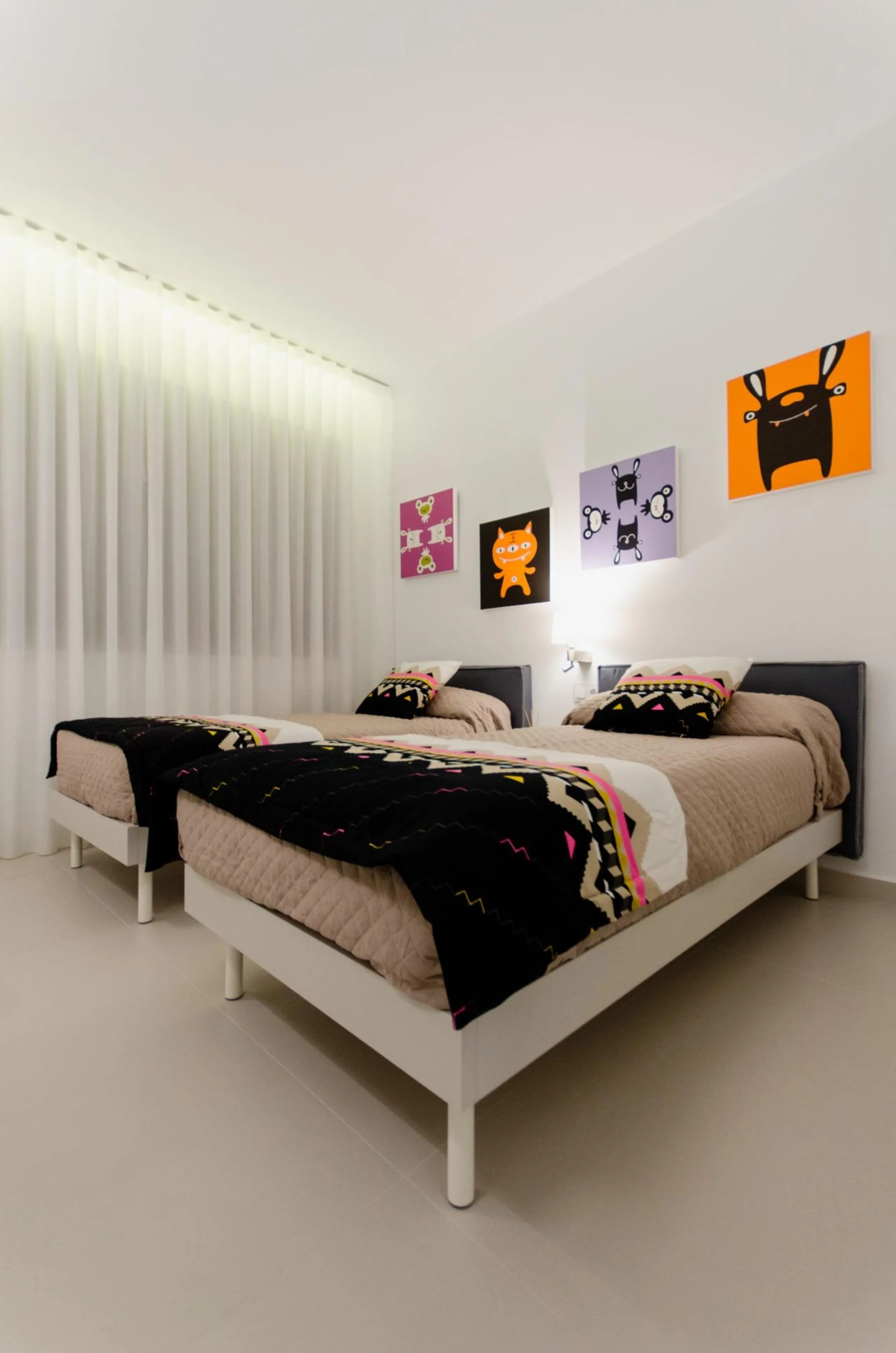 OBRA NUEVA EN ORIHUELA COSTA. 4 DORM. PARCELA. GARAJE. PISCINA PROPIA. PLAYA A 350 METROS.