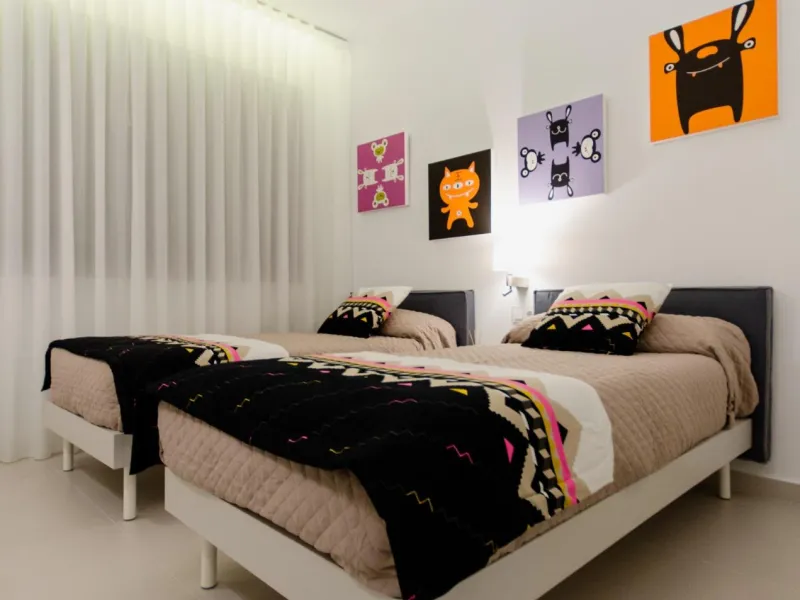 OBRA NUEVA EN ORIHUELA COSTA. 4 DORM. PARCELA. GARAJE. PISCINA PROPIA. PLAYA A 350 METROS.