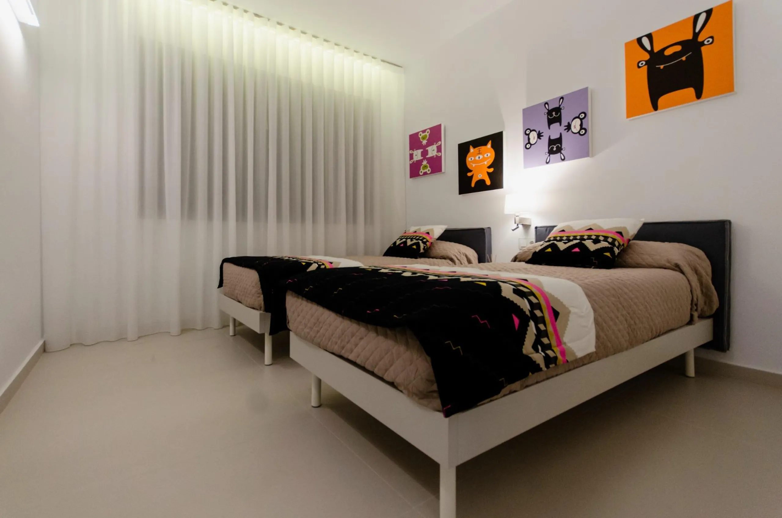 OBRA NUEVA EN ORIHUELA COSTA. 4 DORM. PARCELA. GARAJE. PISCINA PROPIA. PLAYA A 350 METROS.