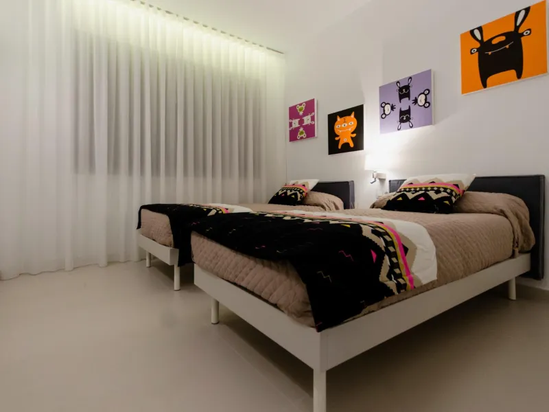 OBRA NUEVA EN ORIHUELA COSTA. 4 DORM. PARCELA. GARAJE. PISCINA PROPIA. PLAYA A 350 METROS.