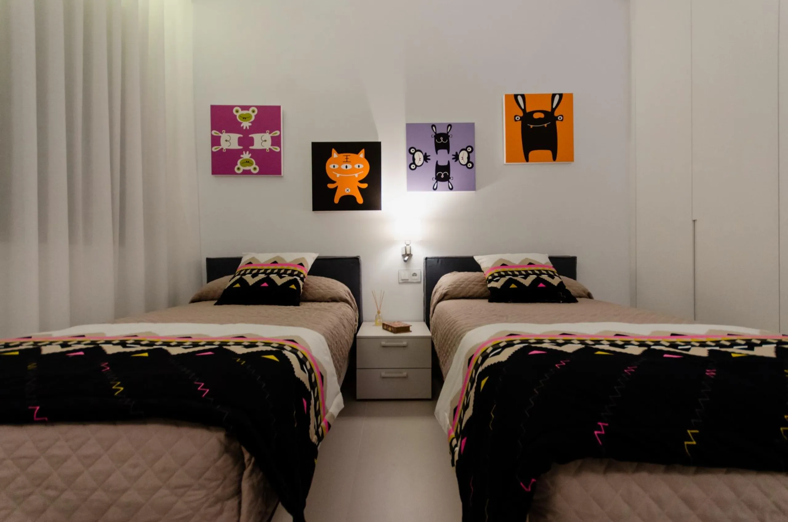 OBRA NUEVA EN ORIHUELA COSTA. 4 DORM. PARCELA. GARAJE. PISCINA PROPIA. PLAYA A 350 METROS.