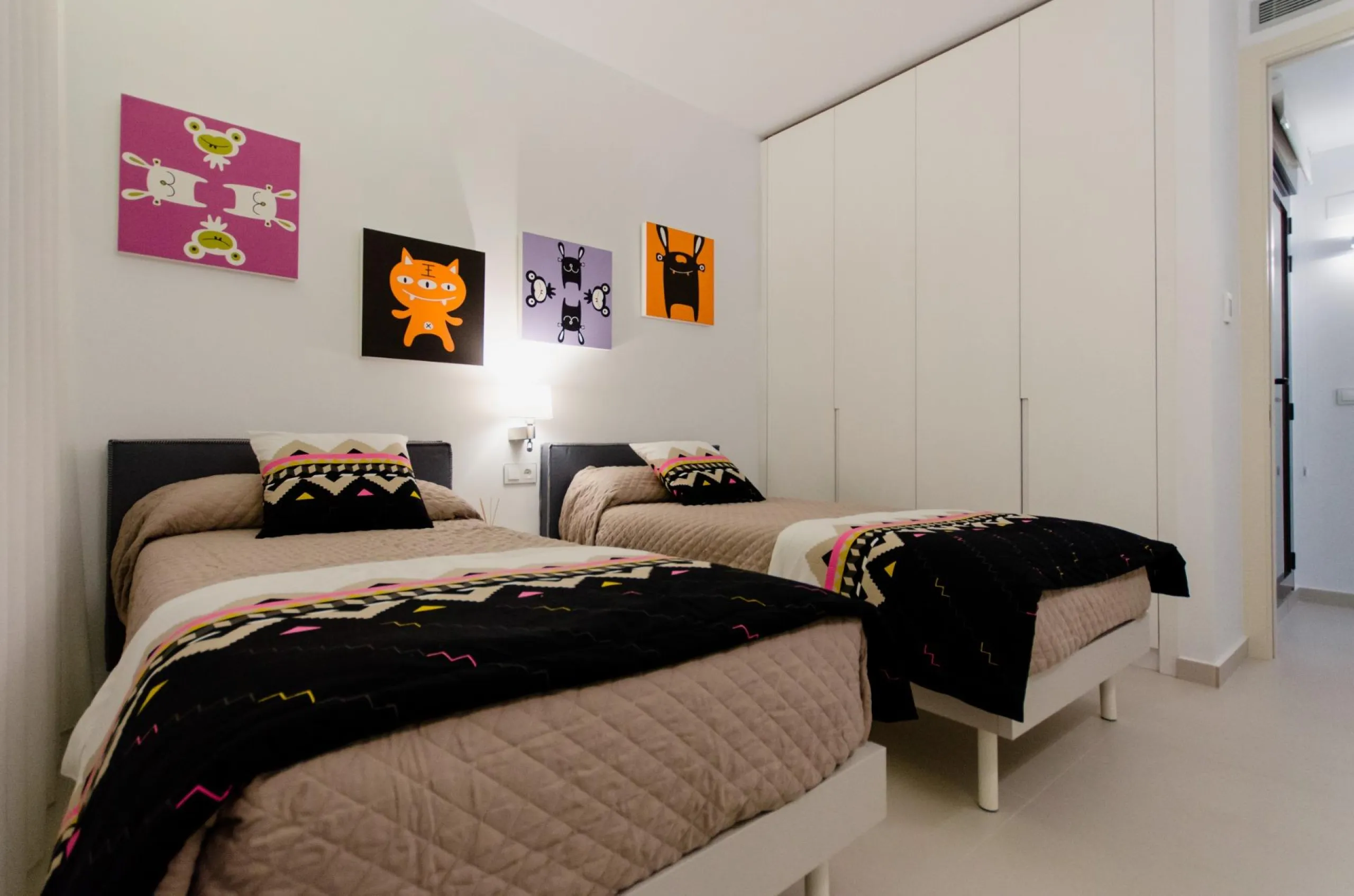OBRA NUEVA EN ORIHUELA COSTA. 4 DORM. PARCELA. GARAJE. PISCINA PROPIA. PLAYA A 350 METROS.