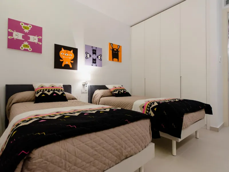 OBRA NUEVA EN ORIHUELA COSTA. 4 DORM. PARCELA. GARAJE. PISCINA PROPIA. PLAYA A 350 METROS.