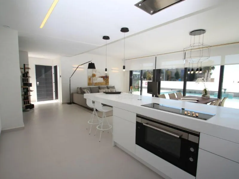 OBRA NUEVA EN ORIHUELA COSTA. 4 DORM. PARCELA. GARAJE. PISCINA PROPIA. PLAYA A 350 METROS.