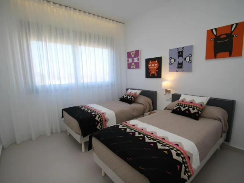 OBRA NUEVA EN ORIHUELA COSTA. 4 DORM. PARCELA. GARAJE. PISCINA PROPIA. PLAYA A 350 METROS.