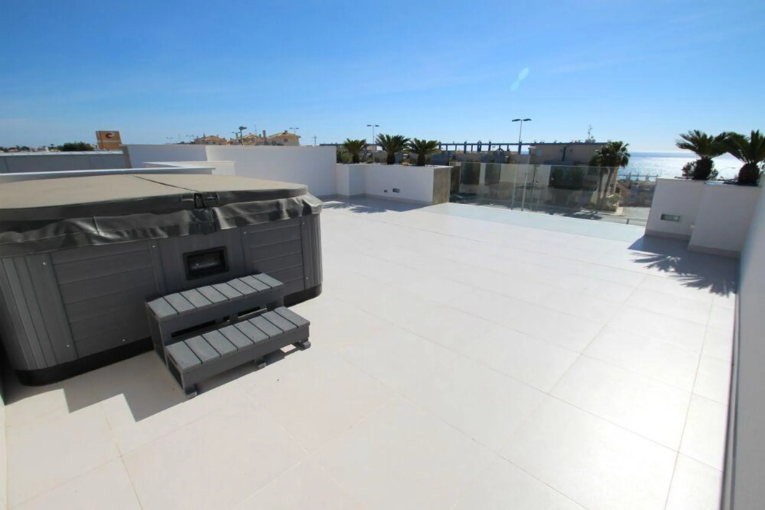 OBRA NUEVA EN ORIHUELA COSTA. 4 DORM. PARCELA. GARAJE. PISCINA PROPIA. PLAYA A 350 METROS.