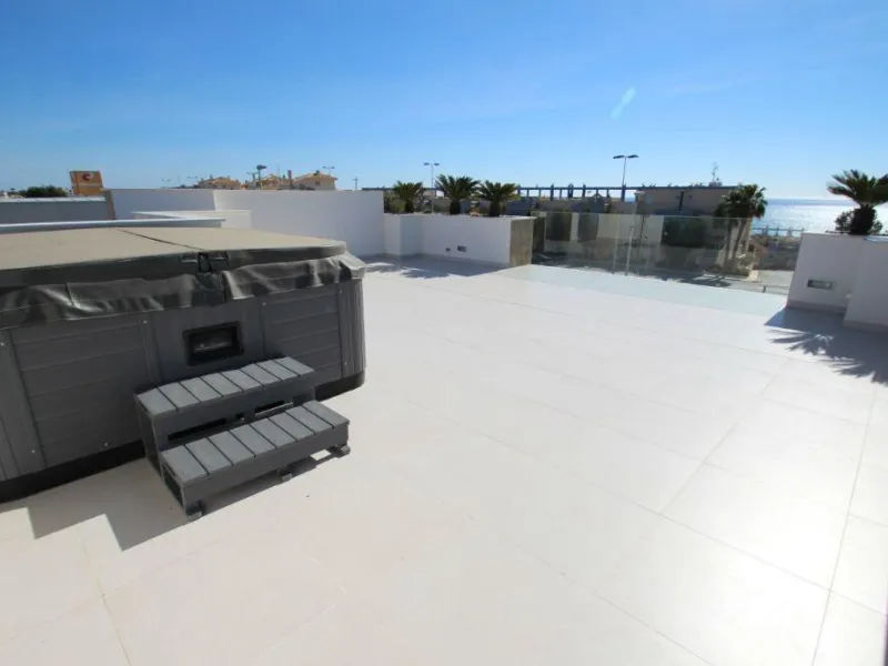 OBRA NUEVA EN ORIHUELA COSTA. 4 DORM. PARCELA. GARAJE. PISCINA PROPIA. PLAYA A 350 METROS.