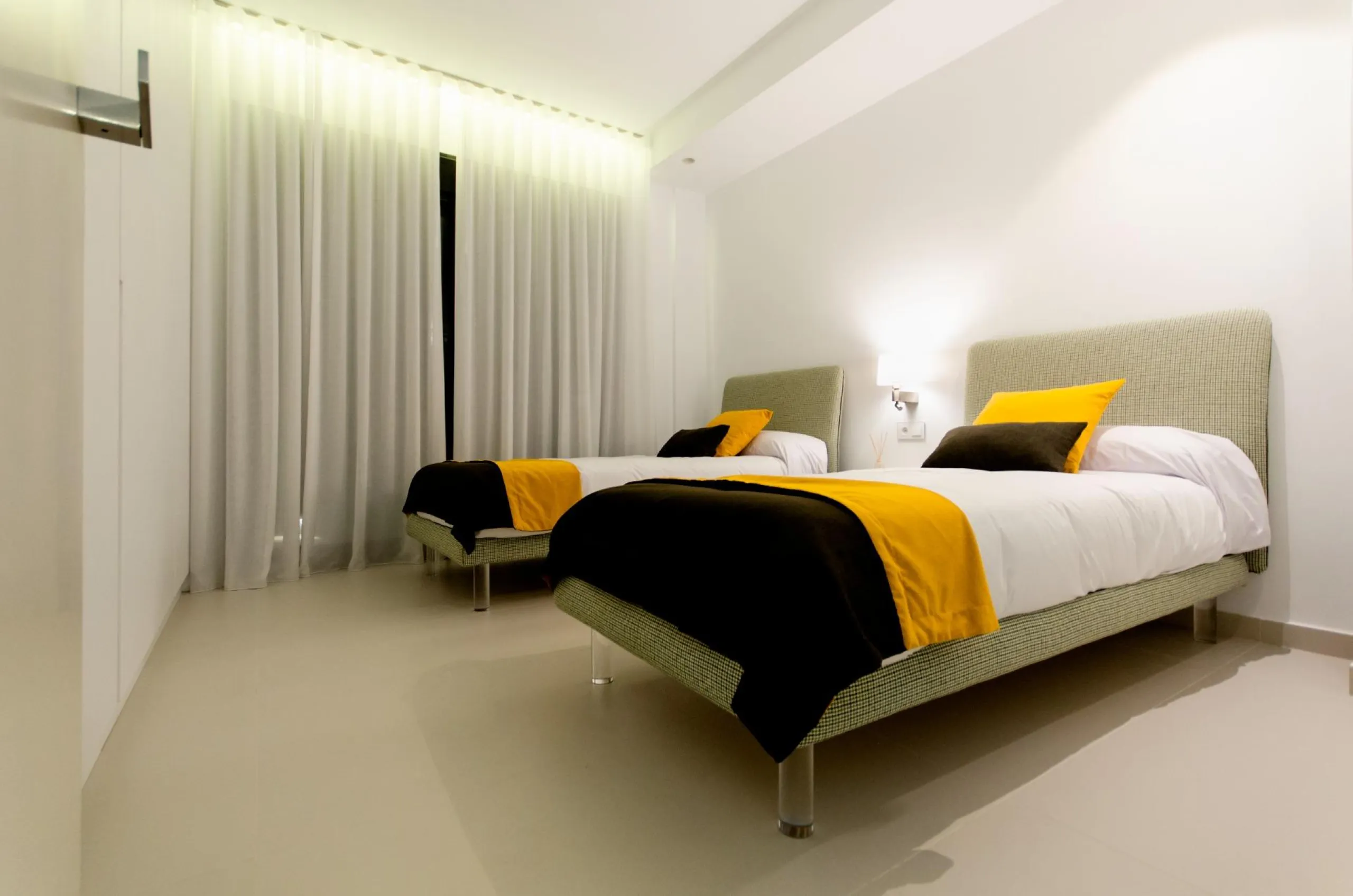 OBRA NUEVA EN ORIHUELA COSTA. 4 DORM. PARCELA. GARAJE. PISCINA PROPIA. PLAYA A 350 METROS.