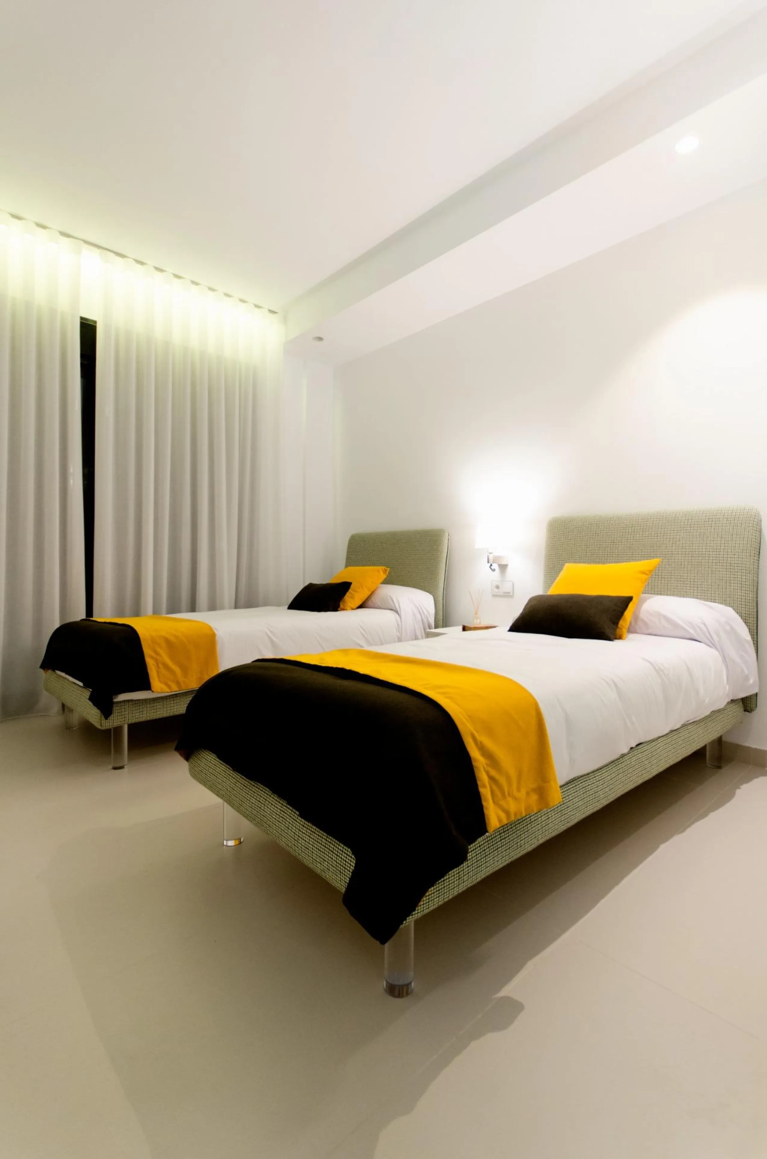 OBRA NUEVA EN ORIHUELA COSTA. 4 DORM. PARCELA. GARAJE. PISCINA PROPIA. PLAYA A 350 METROS.