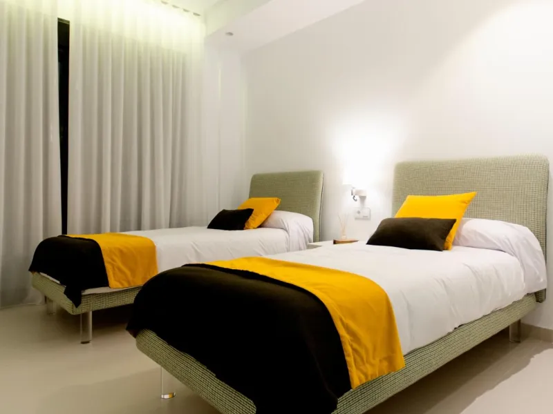 OBRA NUEVA EN ORIHUELA COSTA. 4 DORM. PARCELA. GARAJE. PISCINA PROPIA. PLAYA A 350 METROS.