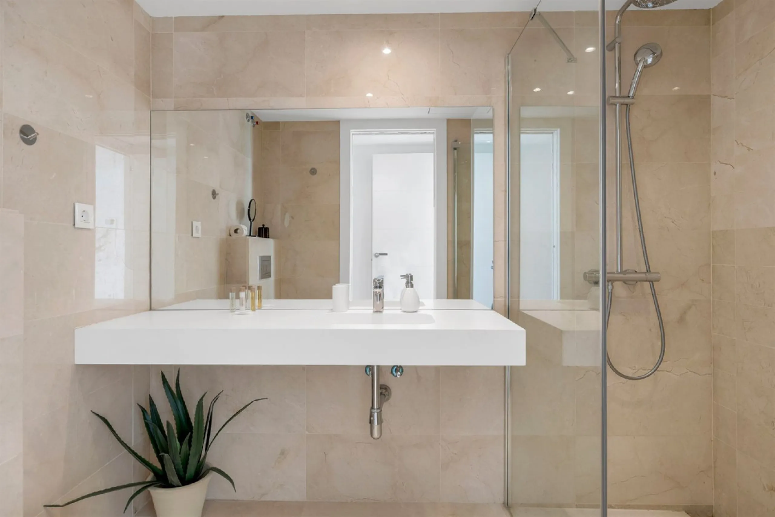 Südlich ausgerichtetes Penthouse mit privatem Pool zu verkaufen