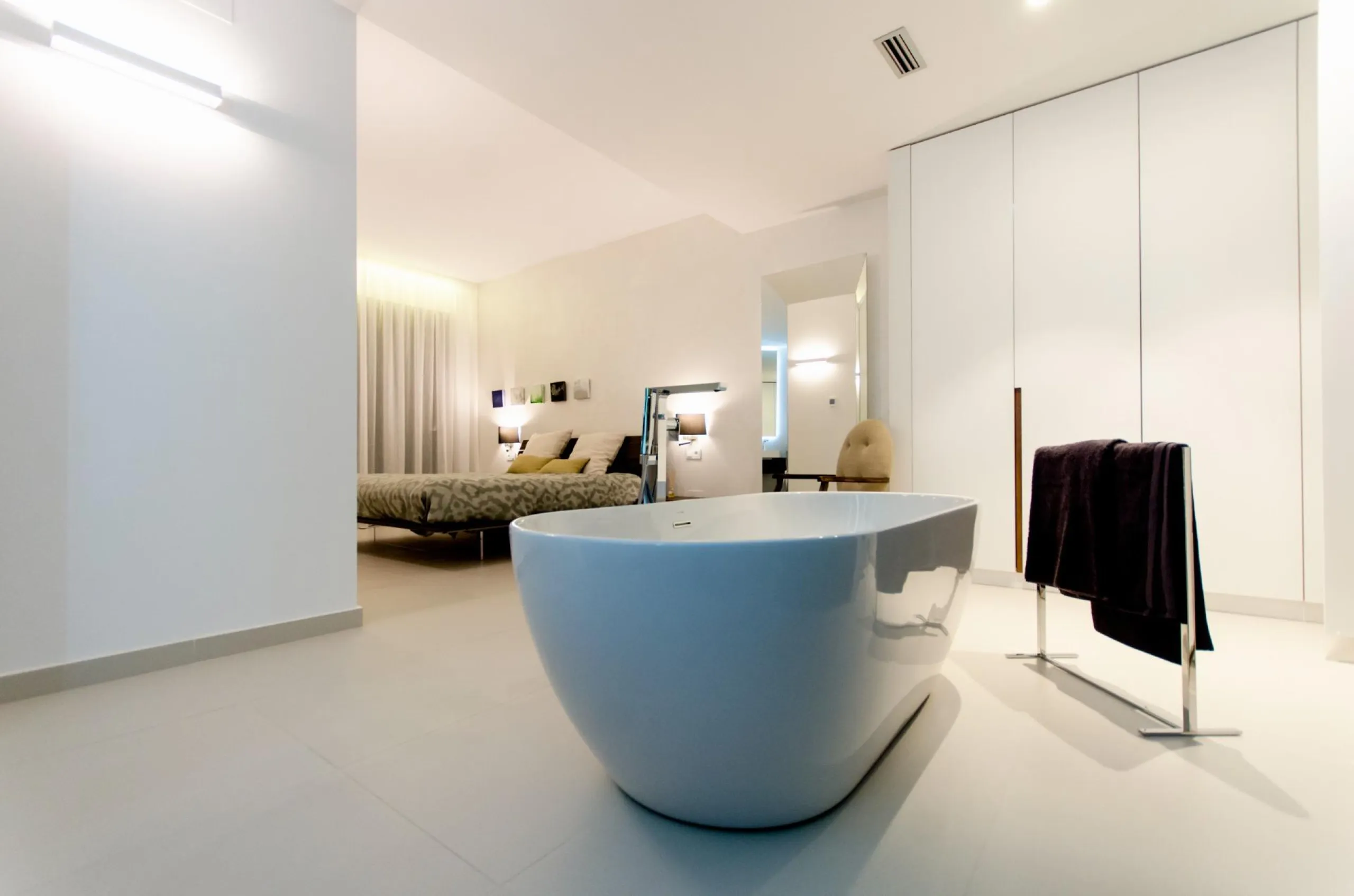 OBRA NUEVA EN ORIHUELA COSTA. 4 DORM. PARCELA. GARAJE. PISCINA PROPIA. PLAYA A 350 METROS.