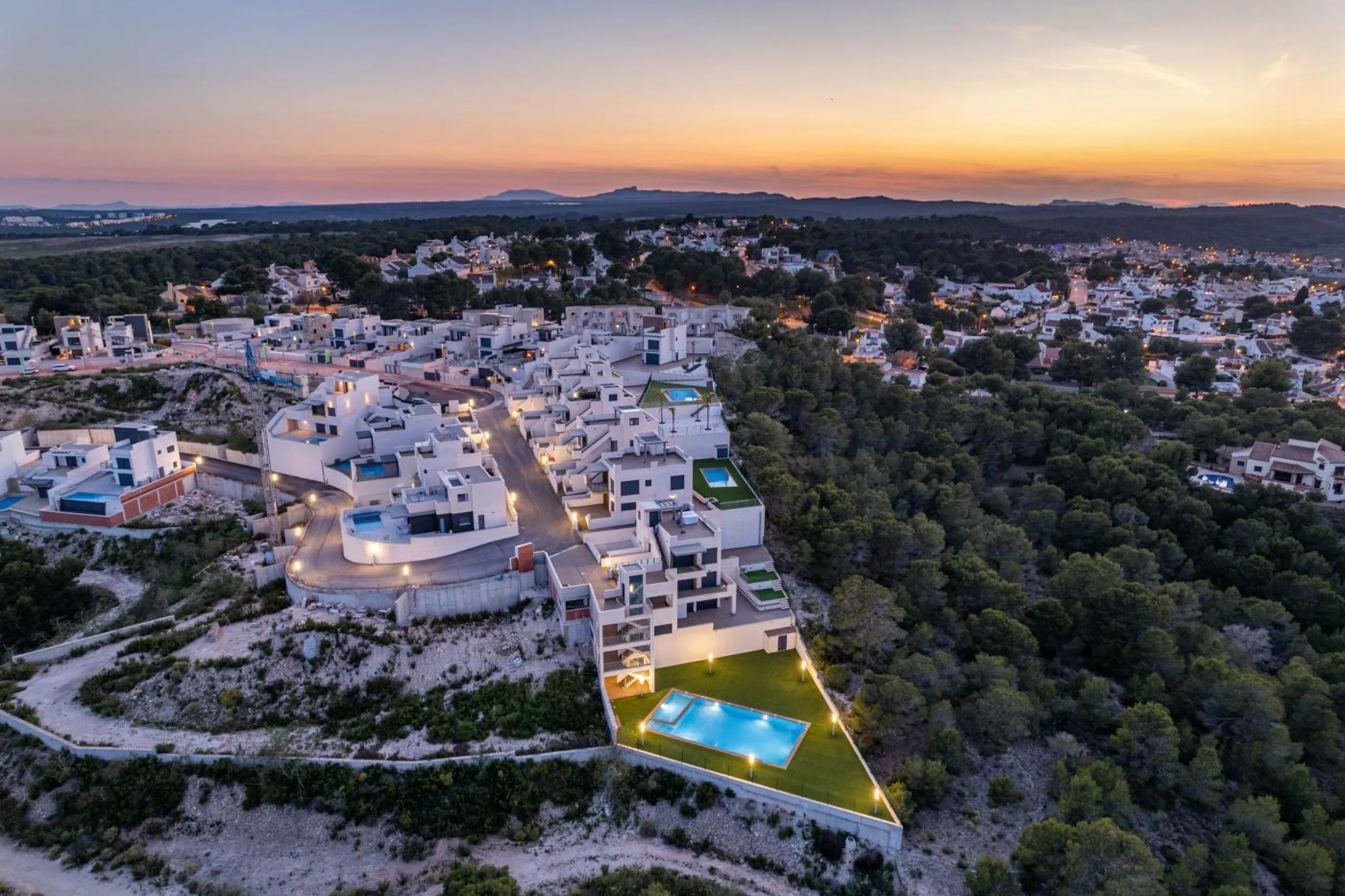OBRA NUEVA! BUGALOW EN SAN MIGUEL DE SALINAS. 2 DORM. 2 BAÑOS. PISCINA+GARAJE.