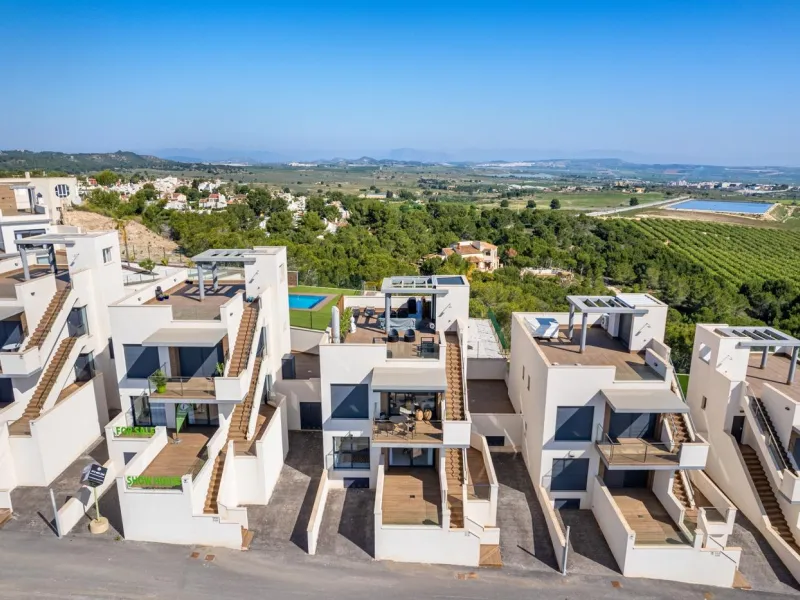 OBRA NUEVA! BUGALOW EN SAN MIGUEL DE SALINAS. 2 DORM. 2 BAÑOS. PISCINA+GARAJE.