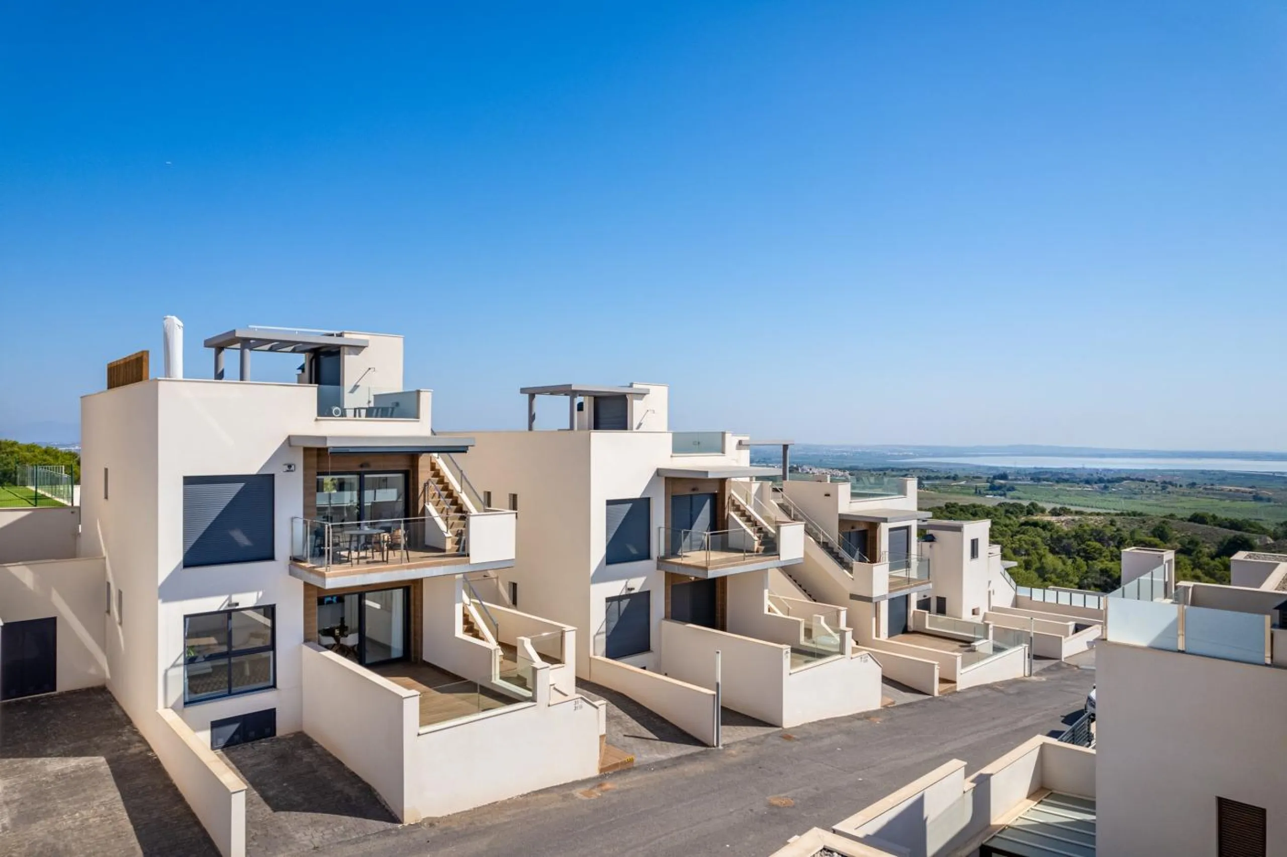 OBRA NUEVA! BUGALOW EN SAN MIGUEL DE SALINAS. 2 DORM. 2 BAÑOS. PISCINA+GARAJE.
