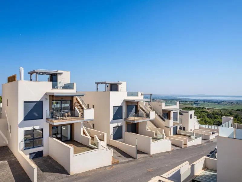 OBRA NUEVA! BUGALOW EN SAN MIGUEL DE SALINAS. 2 DORM. 2 BAÑOS. PISCINA+GARAJE.