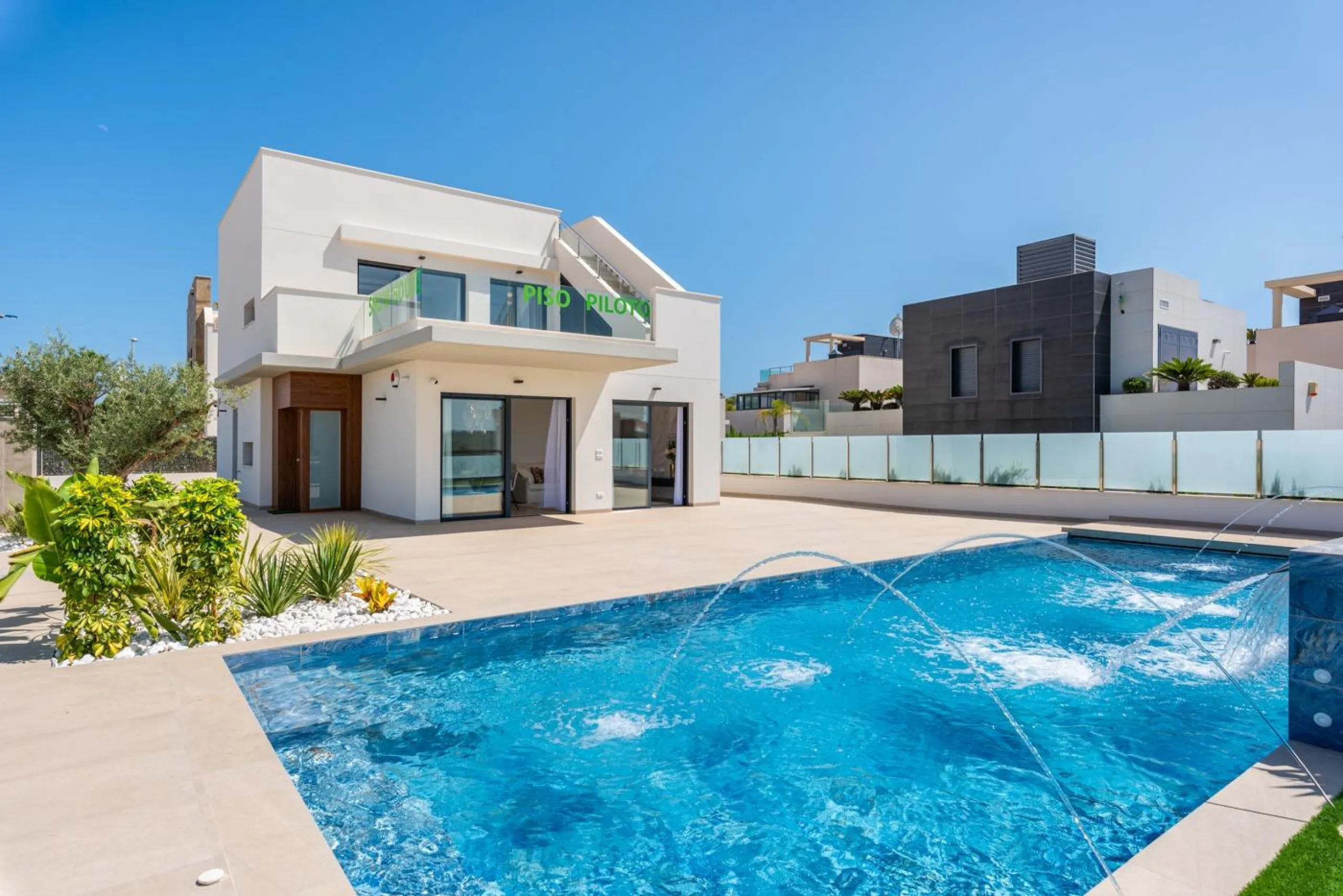 OBRA NUEVA! VILLA DE LUJO EN ORIHUELA COSTA. PLAYA A 350 METROS.